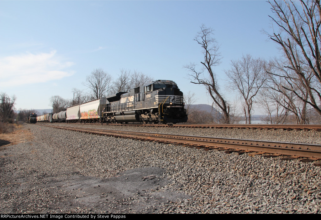 NS 1058 takes train 38G east past MP116